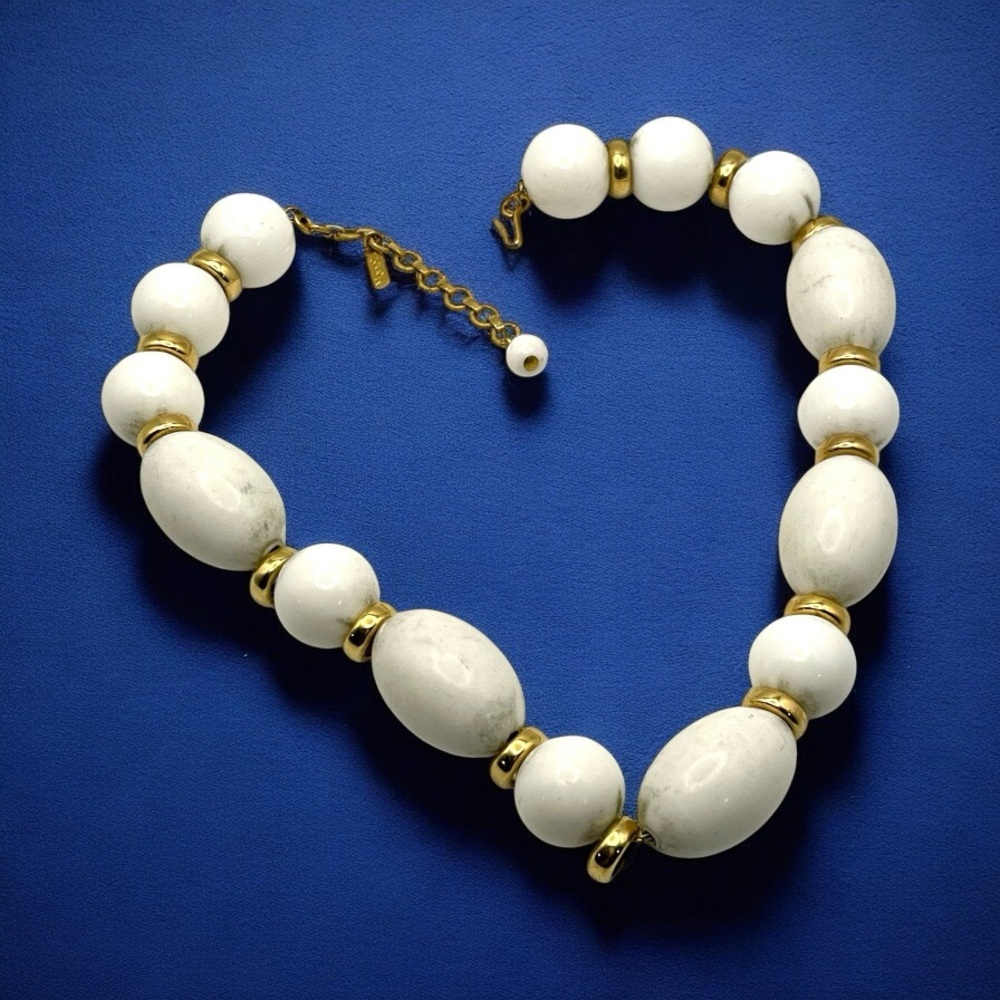 Chic Chunky Vintage Monet White and Gold Graduated Bead Necklace - Picture 3 of 14